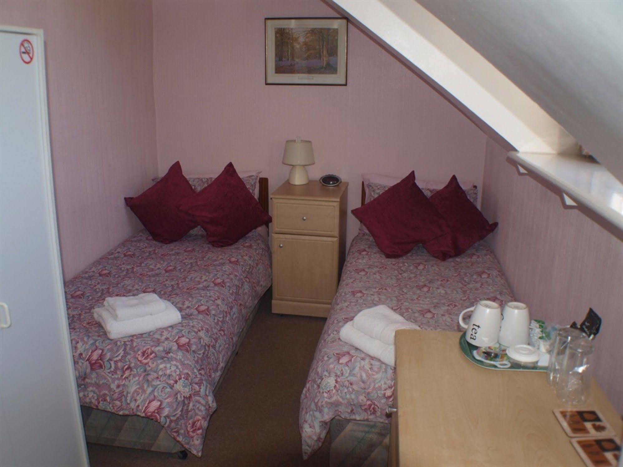 Olivers Guest House Уеймут Екстериор снимка