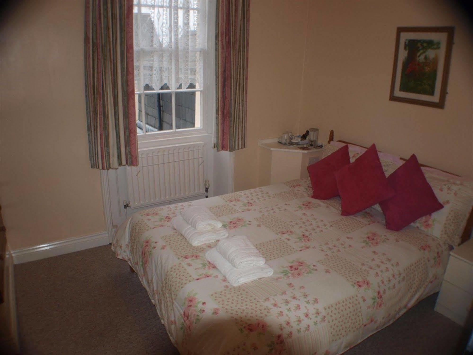 Olivers Guest House Уеймут Екстериор снимка