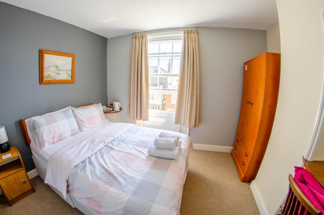 Olivers Guest House Уеймут Екстериор снимка